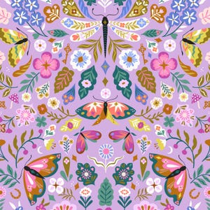 Op de afbeelding: Een symmetrisch bloemenpatroon met vlinders, libellen, bloemen en bladeren in roze, oranje, groen en blauw op een lavendelkleurige achtergrond. Het ontwerp is gedetailleerd en grillig, met een folk art-esthetiek.