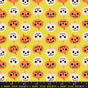 Peut inclure: Un tissu jaune avec un motif répétitif de citrouilles d'Halloween orange et blanches aux joues roses. Une règle noire en bas affiche le texte Ruby Star Society et des mesures de 1 à 7 cm pour servir de référence d'échelle.