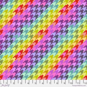 以下が含まれることがあります： 赤、ピンク、紫、青、緑、黄、オレンジの色合いの斜めの千鳥格子模様のカラフルな生地です。