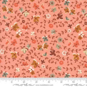 Könnte beinhalten: Ein florales Stoffmuster mit pfirsichfarbenem Hintergrund. Das Muster zeigt kleine Blumen in Weiß, Orange, Braun und Türkis, verbunden durch braune Ranken. Am unteren Rand ist ein Lineal markiert. Ideal zum Quilten.