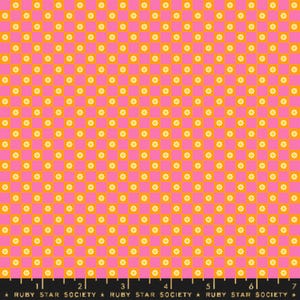 Può includere: Un tessuto a quadri rosa e arancio con un motivo ripetitivo di piccoli fiori bianchi. Il tessuto è contrassegnato da "RUBY STAR SOCIETY" in testo nero.