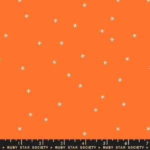 Puede incluir: Tela naranja con un patrón de estrellas blancas. La tela tiene un patrón repetitivo de estrellas blancas sobre un fondo naranja. La tela es de un solo color con una textura sutil.