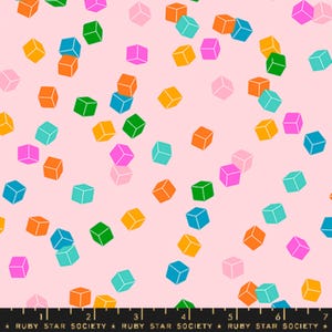以下が含まれることがあります： ピンクの背景に、カラフルな正方形が繰り返しパターンで描かれています。正方形は、ピンク、ブルー、グリーン、オレンジ、イエローの様々な色合いです。