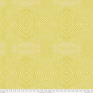 Pode incluir: Um padrão repetitivo de listras brancas e amarelas cria uma série de formas de diamante. O fundo é de cor amarelo claro.