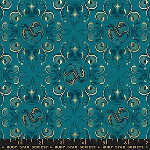 Peut inclure: Tissu bleu canard avec un motif répété de dragons dorés dans des cercles, entourés de volutes et d'éclats d'étoiles dorés et bleu canard. Le texte "RUBY STAR SOCIETY" est imprimé en bas.