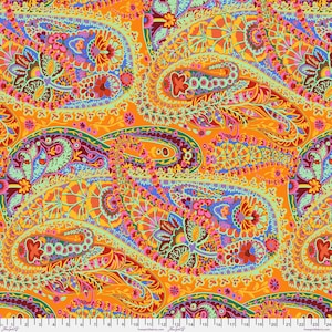 Pode incluir: Um vibrante padrão paisley em tons de laranja, azul, rosa e verde. O design apresenta intrincadas formas florais e de lágrima, criando um design têxtil colorido e detalhado. O tecido tem um padrão repetitivo.