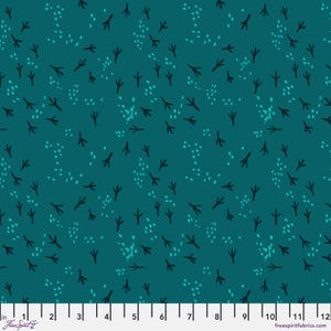 Op de afbeelding: Teal stof met een herhalend patroon van zwarte vogelsporen en kleine teal stippen. De stof wordt gemeten in inches, met een schaal van 2,5 tot 30,5 cm. Het Free Spirit Fabrics logo is zichtbaar linksonder.