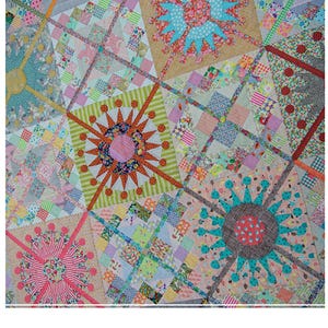 Puede incluir: Un patrón de colcha colorido llamado "Queen's Cross" con una variedad de diseños florales y geométricos. La colcha mide 175 cm cuadrados.