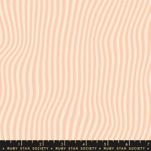 Puede incluir: Patrón abstracto con rayas verticales onduladas en color melocotón y crema.