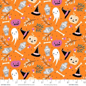 Op de afbeelding: Oranje stof met een Halloween-thema patroon. Het patroon bevat geesten, pompoenen, heksenhoeden, botten, snoepmais en grafstenen met het woord "RIP" erop.