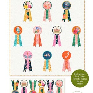 Puede incluir: Un patrón de colcha con un diseño colorido de cintas y medallas con varias ilustraciones. El patrón está disponible en cuatro tamaños: mini, corredor y manta. El patrón es de Whole Circle Studio.
