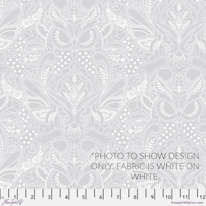Może przedstawiać: Biały materiał na białym materiale z powtarzającym się, skomplikowanym wzorem paisley. Materiał jest pokazany na szarym tle. Tekst "*PHOTO TO SHOW DESIGN ONLY. FABRIC IS WHITE ON WHITE." jest wydrukowany na dole obrazu.