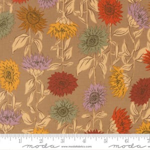 Op de afbeelding: Een stofprint met een herhalend patroon van zonnebloemen in tinten rood, geel, groen en paars op een beige achtergrond. Een witte liniaal is onderaan zichtbaar, met maten in inches van 1 tot 7, met de tekst moda.