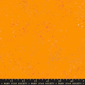 Può includere: Tessuto arancione brillante con un motivo maculato nei toni del rosa, bianco e grigio. Il tessuto ha uno sfondo arancione pieno con piccole macchie irregolari sparse sulla superficie. La parte inferiore dell'immagine contiene il testo "RUBY STAR SOCIETY".