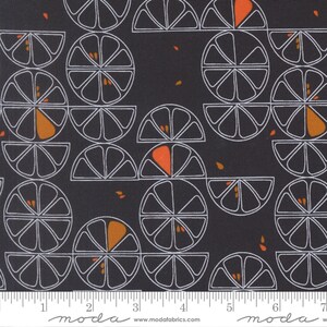 Peut inclure: Tissu noir avec un motif répété de tranches d'agrumes blanches et de segments orange. Le motif comprend des agrumes entiers et coupés en deux, avec de petits accents orange. Le tissu a un style graphique moderne.