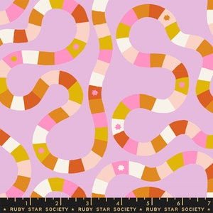 Puede incluir: Un patrón sin costuras que presenta un diseño repetitivo de líneas onduladas de colores sobre un fondo morado claro. Las líneas están formadas por bandas alternas de naranja, amarillo, rosa y blanco. El patrón recuerda a un tablero de juego o un camino sinuoso.