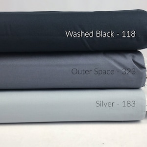 Könnte beinhalten: Drei Stoffmuster in verschiedenen Blautönen. Das obere Muster ist dunkelblau und mit "Washed Black - 118" beschriftet. Das mittlere Muster ist mittelblau und mit "Outer Space - 323" beschriftet. Das untere Muster ist hellblau und mit "Silver - 183" beschriftet.
