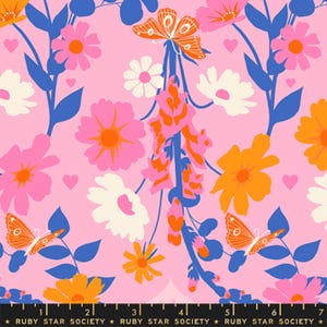Può includere: Un tessuto rosa con un motivo floreale con fiori, farfalle e cuori. I fiori sono rosa, arancioni e bianchi, con steli e foglie blu. Farfalle arancioni sono sparse. Il testo "RUBY STAR SOCIETY" è in basso.