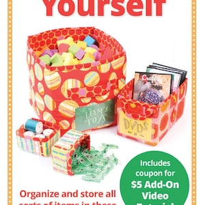 Puede incluir: Un conjunto de tres cestas de almacenamiento de tela con coloridos patrones de lunares. Las cestas están llenas de diversos artículos, incluidos juguetes, DVD y artículos de costura. La cesta más grande es roja con lunares blancos y dice "Liam's Toys" en el lateral. La cesta del medio es roja con lunares blancos y amarillos y dice "DVDs" en el lateral. La cesta más pequeña es amarilla con rayas rojas y azules y está llena de carretes de hilo. La imagen incluye el texto "Contain Yourself" y "Includes coupon for €5 Add-On Video Tutorial".