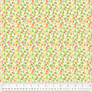 以下が含まれることがあります： 繰り返し模様の生地。小さなピンクとオレンジの花、緑の葉、黄色のアクセントがクリーム色の背景にデザインされています。パターンは均等に配置され、表面全体を覆っています。画像には、下端に沿って定規が含まれています。