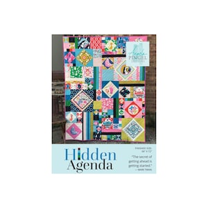 Puede incluir: Un patrón de colcha colorido con una variedad de formas geométricas y diseños. La colcha está compuesta por cuadrados, rectángulos y triángulos en una variedad de colores, incluyendo rosa, azul, verde, amarillo y rojo. La colcha se titula "Hidden Agenda" y incluye la cita "El secreto para salir adelante es empezar." - Mark Twain.