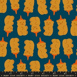 Puede incluir: Tela con un patrón repetido de ilustraciones de ositos de goma naranjas sobre un fondo azul oscuro. Cada oso lleva un pequeño sombrero naranja y está unido a un cono naranja. El texto "RUBY STAR SOCIETY" está en la parte inferior.