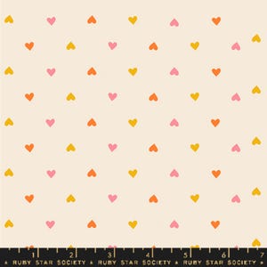 Op de afbeelding: Een naadloos patroon met een herhalend ontwerp van kleine hartjes in roze, oranje en gele tinten op een crèmekleurige achtergrond.