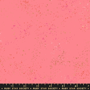 Op de afbeelding: Roze stof met een verspreid patroon van gouden en roze stippen.