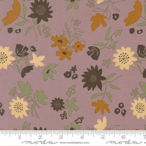 Op de afbeelding: Een mauve stof met een herhalend patroon van gestileerde bloemen en bladeren in tinten mosterdgeel, crème, donkerbruin en saliegroen. Een witte liniaal onderaan toont afmetingen in inches, met de tekst moda en modafabrics.com.