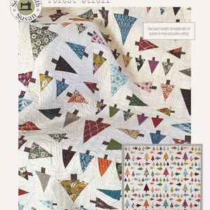 Op de afbeelding: Een quilt met een bosthema, met een herhalend patroon van kleurrijke driehoekige bomen op een witte achtergrond. De quilt meet 169 cm x 173 cm. De afbeelding bevat ook de tekst "Forest Stroll" en "Sewing with Susan".