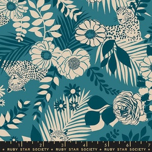 Puede incluir: Tela color turquesa con un patrón repetido de leopardos, flores y follaje en crema y verde azulado oscuro. El diseño incluye grandes flores, hojas de palma y el texto "RUBY STAR SOCIETY" en la parte inferior.