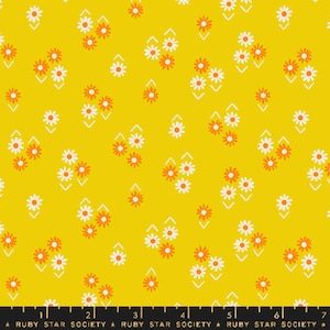 以下が含まれることがあります： 黄色い背景に白とオレンジのデイジーの花が並んだシームレスなパターン。花は繰り返しのパターンで配置され、それぞれの花は小さな白い三角形に囲まれています。