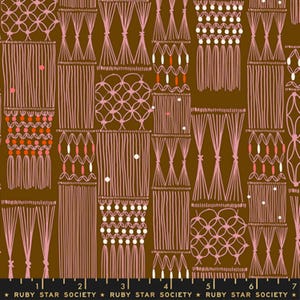 Può includere: Un tessuto marrone con un motivo ripetuto di forme geometriche rosa e bianche. Il design include linee verticali, cerchi e motivi a puntini. Il testo "RUBY STAR SOCIETY" è in basso.