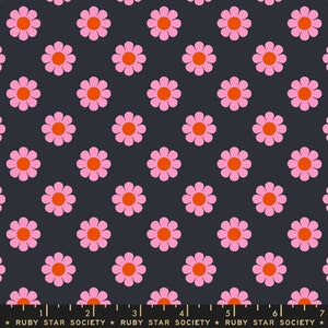 Może przedstawiać: Powtarzający się wzór różowych kwiatów z pomarańczowymi środkami na ciemnoszarym tle. Wzór kwiatowy ma styl retro i nadaje się do różnych projektów rzemieślniczych.