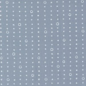 Może przedstawiać: Jasno niebieski materiał z powtarzającym się białym wzorem małych i większych kółek.