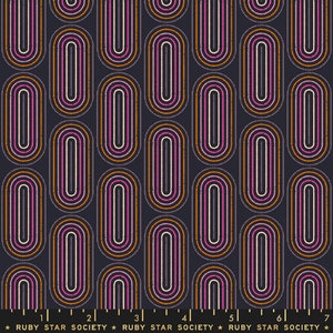 Op de afbeelding: Een herhalend patroon van verticale ovalen in tinten roze, oranje, wit en grijs op een donkerblauwe achtergrond. De ovalen zijn omlijnd met een textuureffect. De tekst "RUBY STAR SOCIETY" staat onderaan.