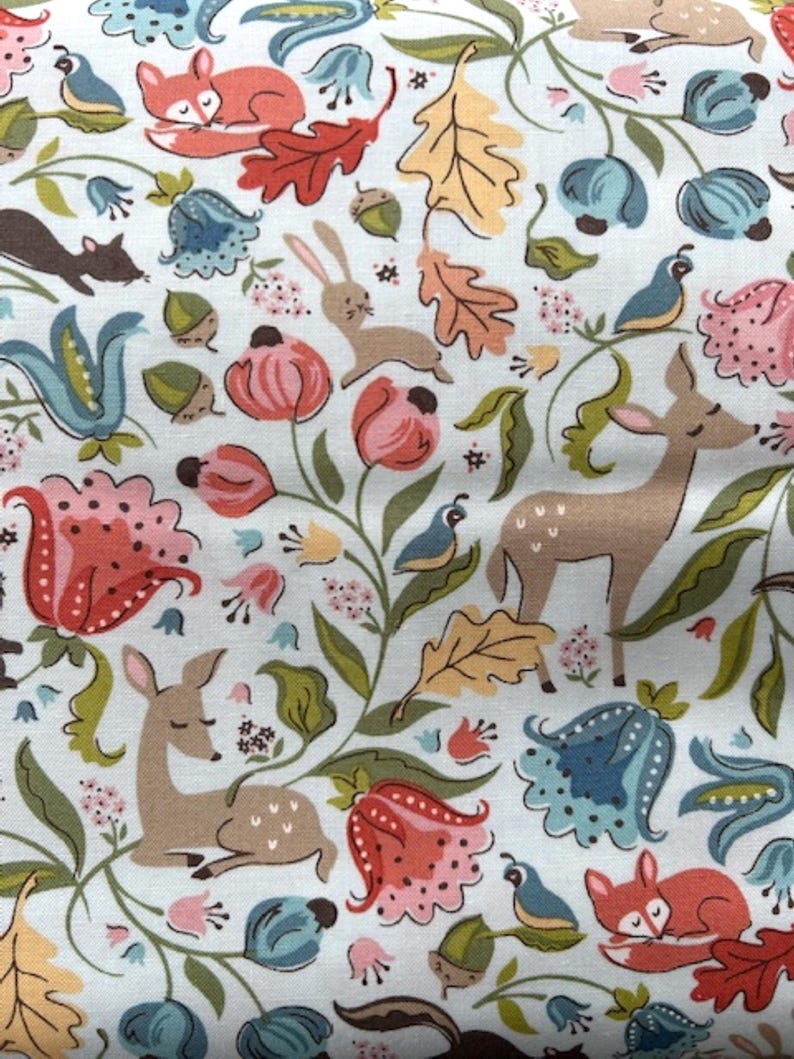 Deer Meadow Lite Teal - Wildwood Dwellings - Sheri McCully - Poppie Cotton - Tyg 100% Quilters Cotton WW25101 bild 4