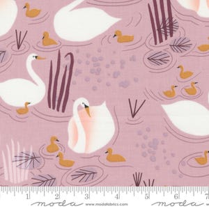 Kleine Schwäne Mauve - Liebesbrief - Lizzy House - Moda 100% Quilters Cotton 37121-36