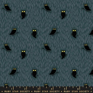 以下が含まれることがあります： 黄色の目をした黒いフクロウが繰り返し描かれた、緑がかった青色の生地。フクロウは枝に止まっており、背景にはスタイリッシュな葉の模様が描かれている。