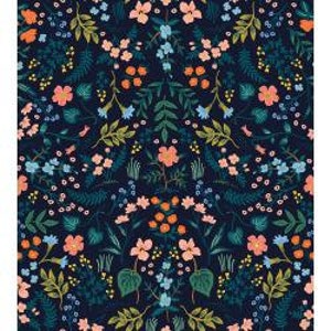 Peut inclure: Un tissu floral bleu marine fonc&eacute; avec un motif sym&eacute;trique. Le motif pr&eacute;sente une vari&eacute;t&eacute; de fleurs dans les tons p&ecirc;che, bleu et jaune, ainsi que des feuilles et des tiges vertes. Le tissu est dens&eacute;ment rempli de l'arrangement floral.