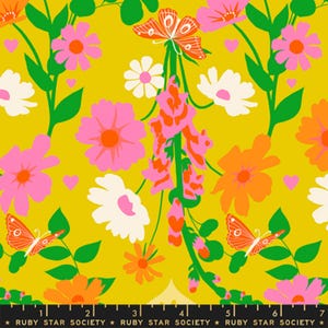 Può includere: Un vivace design floreale in tessuto con fiori rosa, arancioni e bianchi, foglie verdi e farfalle arancioni su sfondo giallo. Il testo "RUBY STAR SOCIETY" è in basso.