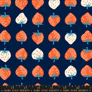 Op de afbeelding: Een marineblauwe stof met een herhalend patroon van aardbeien. De aardbeien zijn oranje met witte spikkels en groene steeltjes. Sommige aardbeien zijn wit met groene steeltjes. De tekst "RUBY STAR SOCIETY" staat onderaan.