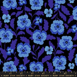 Puede incluir: Una tela con un estampado floral que presenta pensamientos azules y hojas moradas sobre un fondo negro. El diseño incluye flores y hojas de varios tamaños, creando un patrón visualmente atractivo y detallado. El texto "RUBY STAR SOCIETY" está en la parte inferior.