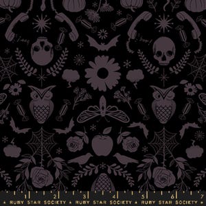 Puede incluir: Tela negra con un patrón repetido de ilustraciones de temática de Halloween en color gris oscuro. El patrón incluye búhos, murciélagos, calaveras, arañas, estrellas, flores y caramelos. El texto "joog" y "boo!" también está incluido en el patrón.