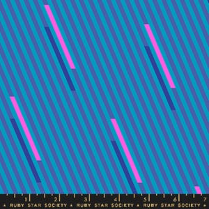 Puede incluir: Patrón geométrico abstracto con rayas diagonales en tonos de azul y rosa. El patrón se repite en toda la imagen. El texto "RUBY STAR SOCIETY" está impreso en la parte inferior de la imagen.