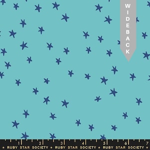 Op de afbeelding: Een turquoise blauwe stof met een herhalend patroon van donkerblauwe sterren. De stof heeft een wit label met de tekst "WIDEBACK" erop gedrukt.