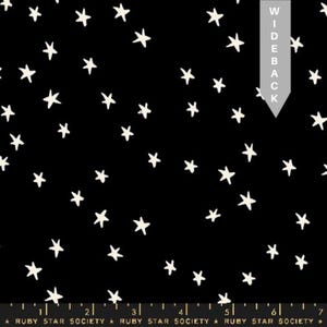 Peut inclure: Tissu noir avec un motif dispersé d'étoiles blanc cassé. Le tissu comporte une règle le long du bord inférieur et le texte "WIDE BACK" dans une flèche blanche. Le texte "RUBY STAR SOCIETY" est également visible.