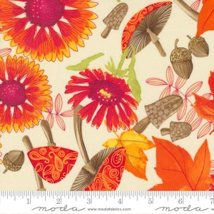 Op de afbeelding: Een crèmekleurige stof met een herhalend patroon van oranje, rode en bruine paddenstoelen, bladeren en bloemen. De stof heeft een paisley-ontwerp en de tekst "moda" gedrukt op een liniaal.