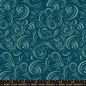 Op de afbeelding: Teal en donker teal stof met een wervelend, abstract patroon. Het ontwerp bevat overlappende, gestileerde wervelingen en rondingen, waardoor een gestructureerd, artistiek effect ontstaat. De stof heeft een donker teal achtergrond met lichtere teal wervelingen.