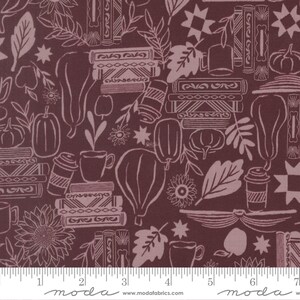 Può includere: Un tessuto bordeaux scuro con un motivo ripetuto di disegni a linee rosa chiaro che includono pile di libri, zucche, zucche ornamentali, tazze da caffè, girasoli e foglie. Un righello bianco è visibile sul bordo inferiore che indica 18 cm.
